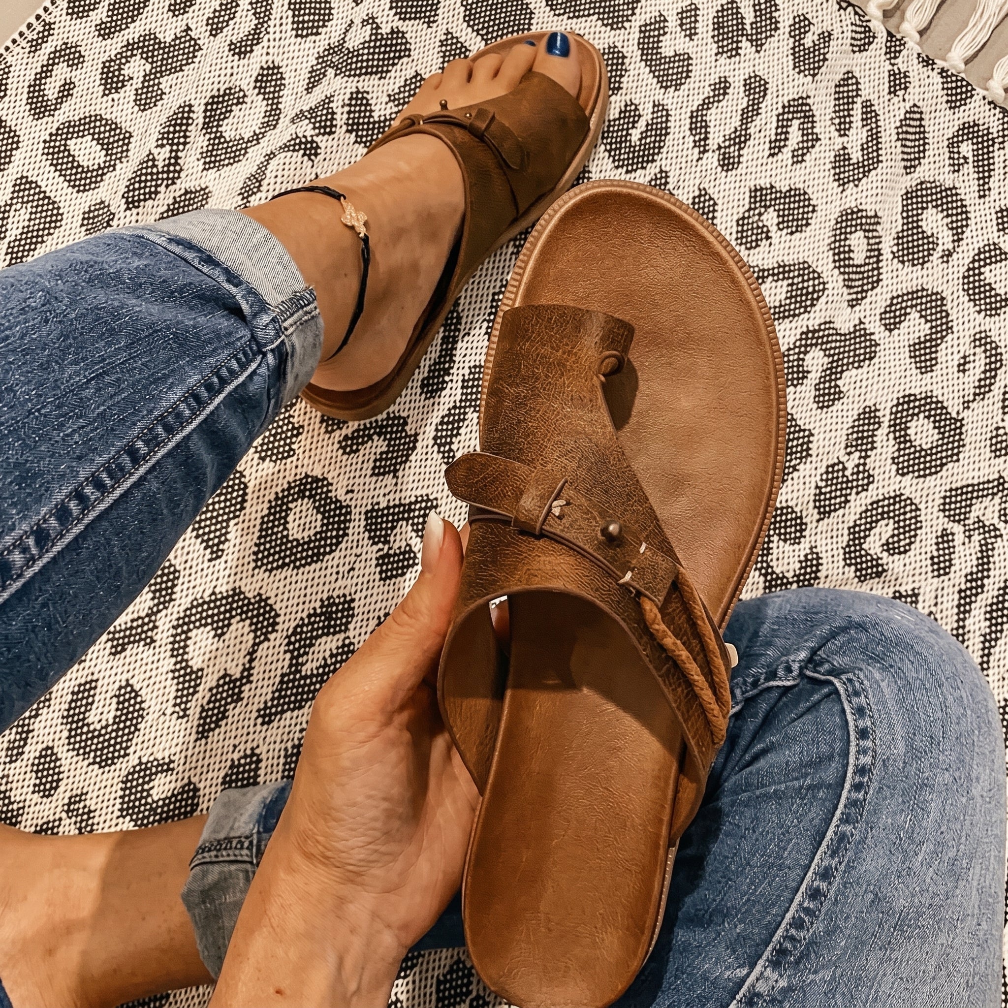 Fiona - Women's Orthopaedic Toe-Post Flat Sandals - Sandals Women - Brown - Taylor & Bennett