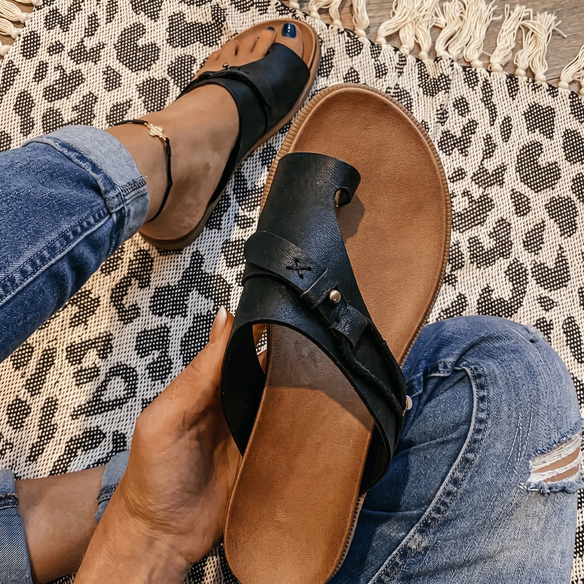 Fiona - Women's Orthopaedic Toe-Post Flat Sandals - Sandals Women - Black - Taylor & Bennett
