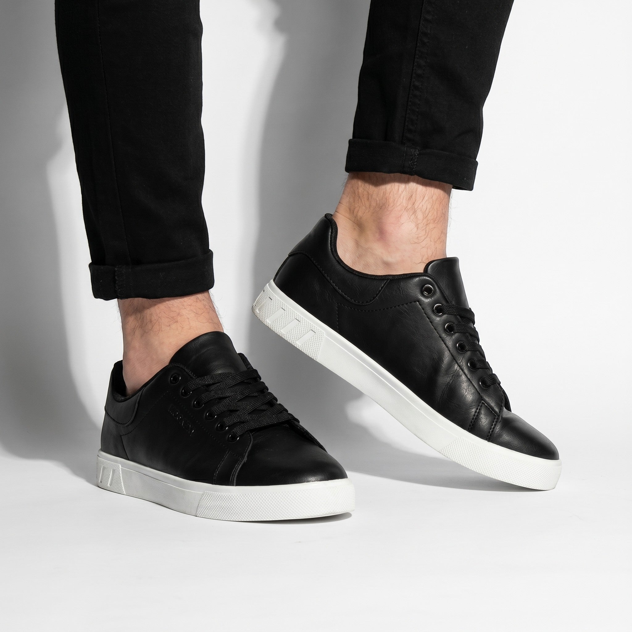 Jonas – Minimalist Casual Low - Top Trainers - Shoes - Black - Taylor & Bennett