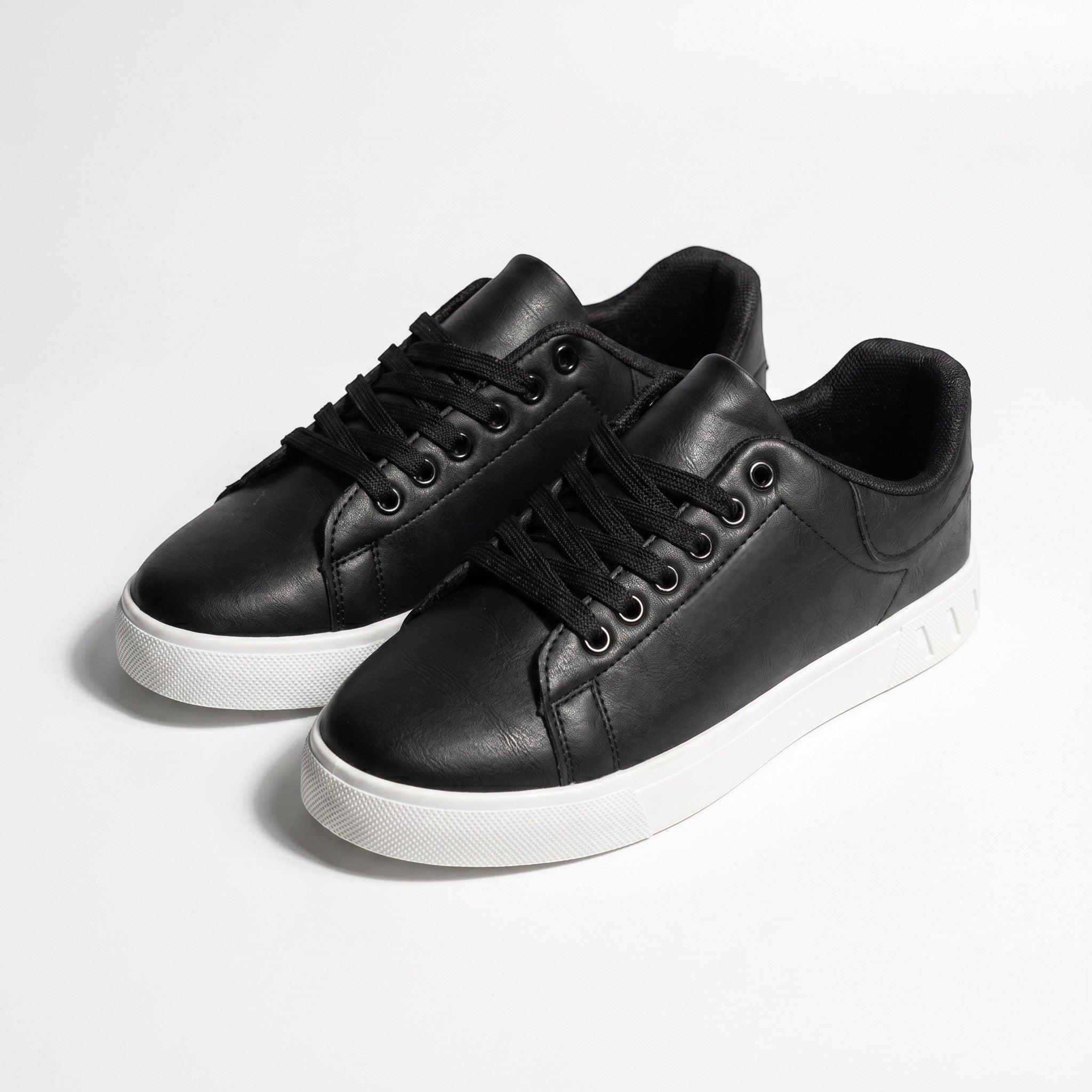 Jonas – Minimalist Casual Low - Top Trainers - Shoes - Black - Taylor & Bennett