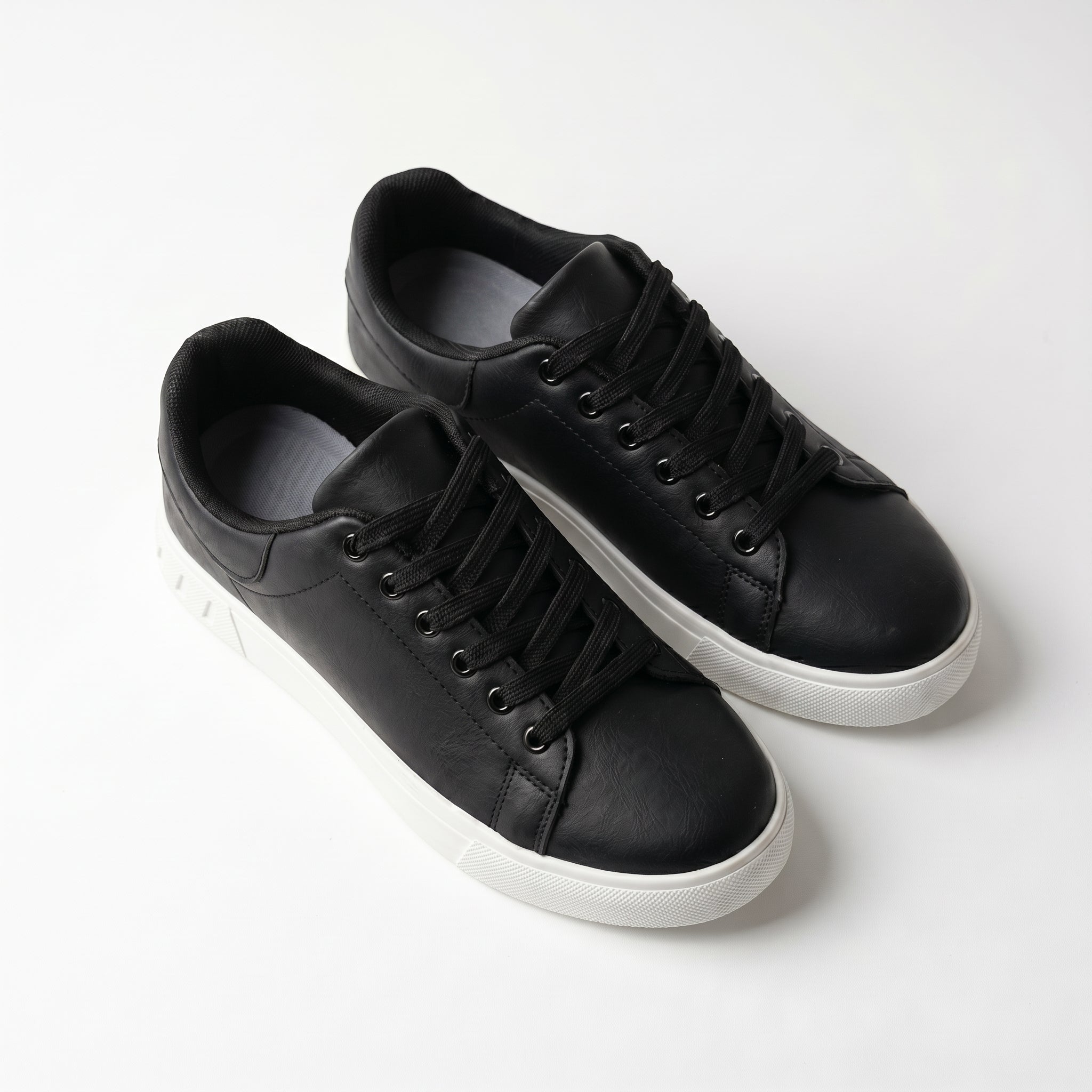Jonas – Minimalist Casual Low - Top Trainers - Shoes - Black - Taylor & Bennett